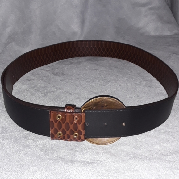 Brown medallion buckle detach. embossed belt - Picture 3 of 5